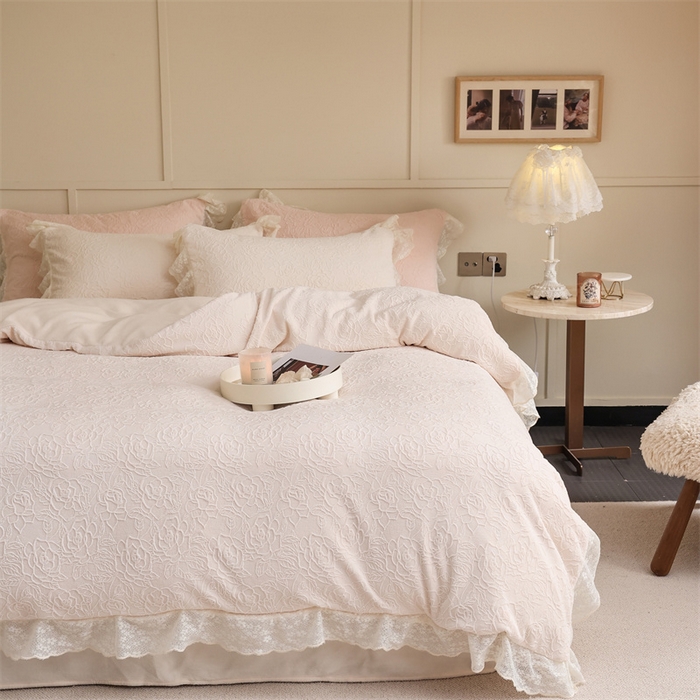 91家纺网 家纺一手货源 找家纺 柚子YOUTH 2023新款雪尼尔花边雕花绒四件套 奔赴 白