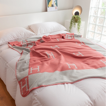 91家纺网 家纺一手货源 找家纺 （总）朴尔家纺 2023新款国际时尚风防羊毛手工缝制针织毯