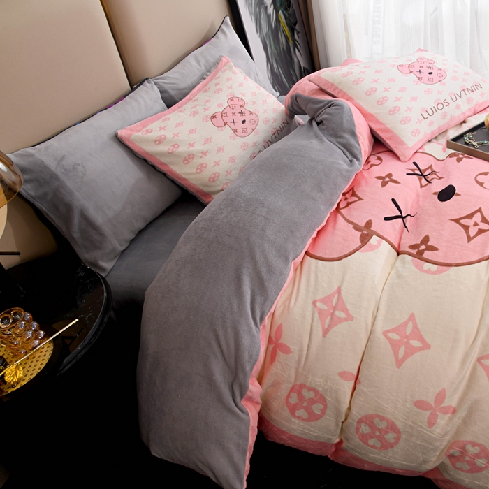 91家纺网 家纺一手货源 找家纺 爵仕家纺 2023新款暴力熊牛奶绒系列四件套 暖暖粉