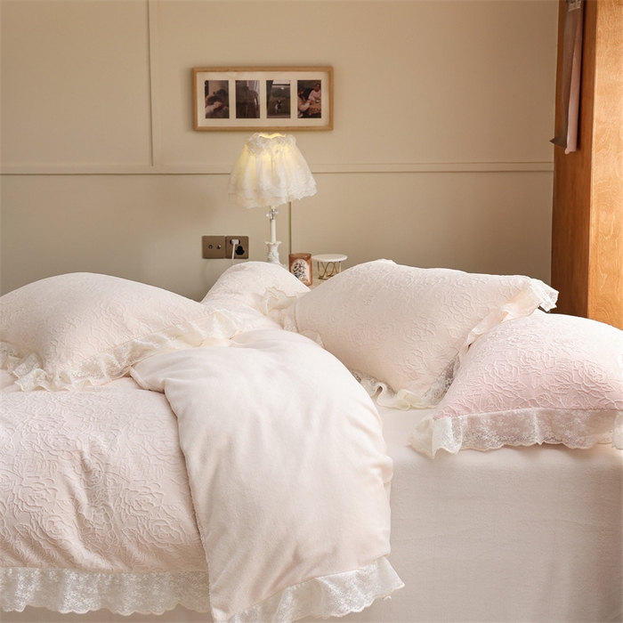 91家纺网 家纺一手货源 找家纺 柚子YOUTH 2023新款雪尼尔花边雕花绒四件套 奔赴 白