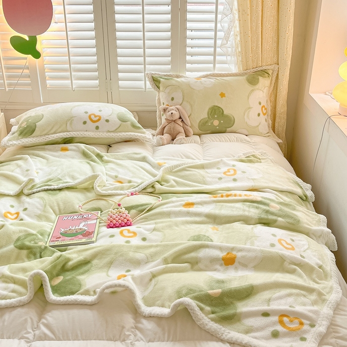 91家纺网 家纺一手货源 找家纺 川悦生活 2023新款双面240克宽边牛奶绒毯子 毛毯绿色心情绿