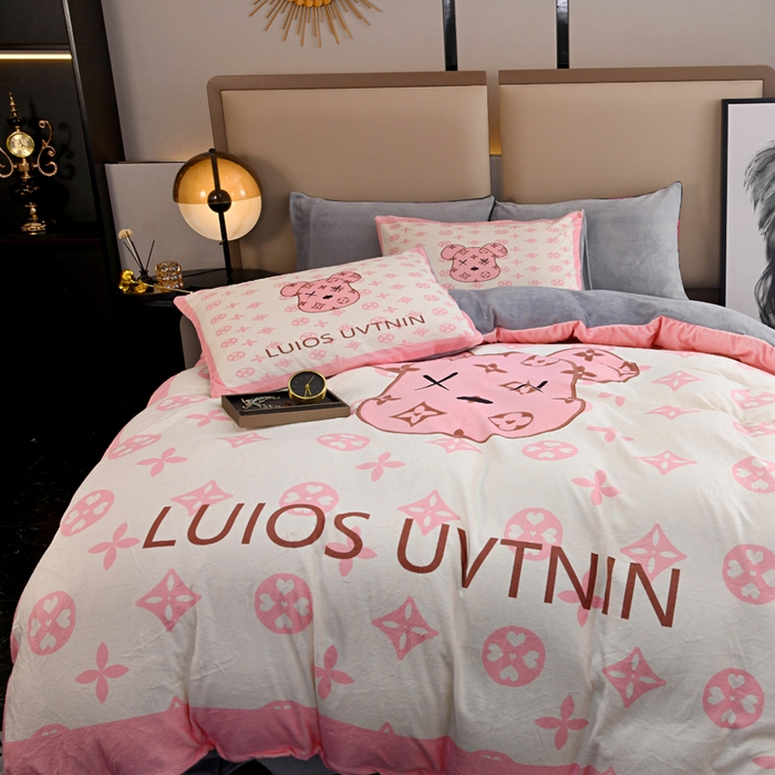 91家纺网 家纺一手货源 找家纺 爵仕家纺 2023新款暴力熊牛奶绒系列四件套 暖暖粉