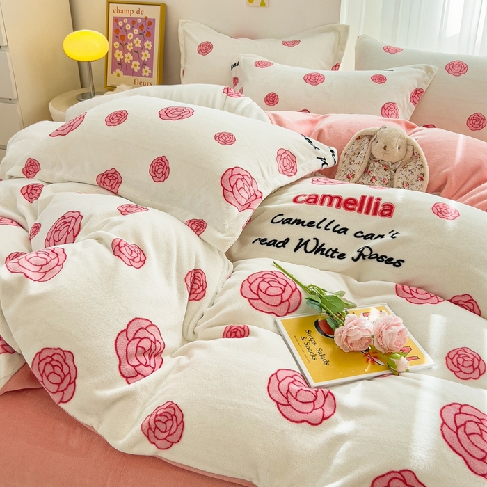 91家纺网 家纺一手货源 找家纺 全季家居2023新款小清新A类高克重加厚印花牛奶绒四件套 山茶花