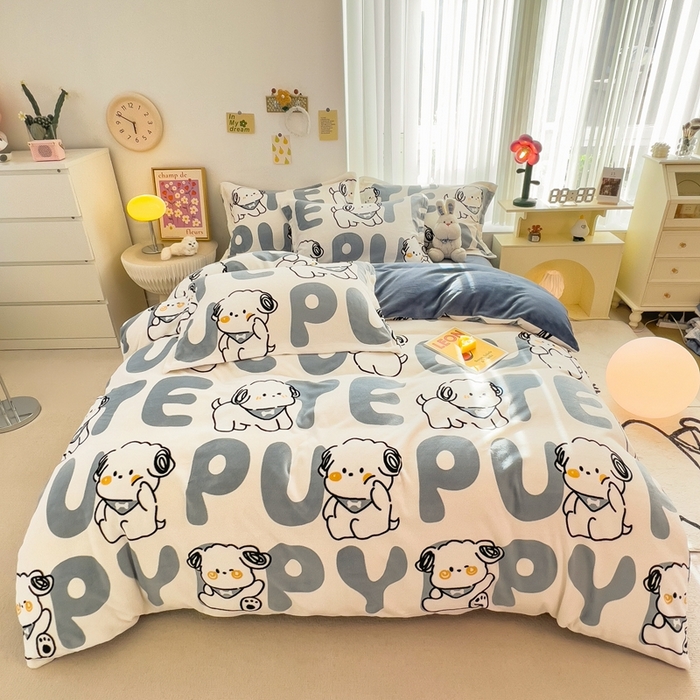 91家纺网 家纺一手货源 找家纺 全季家居2023新款小清新A类高克重加厚印花牛奶绒四件套 字母小狗