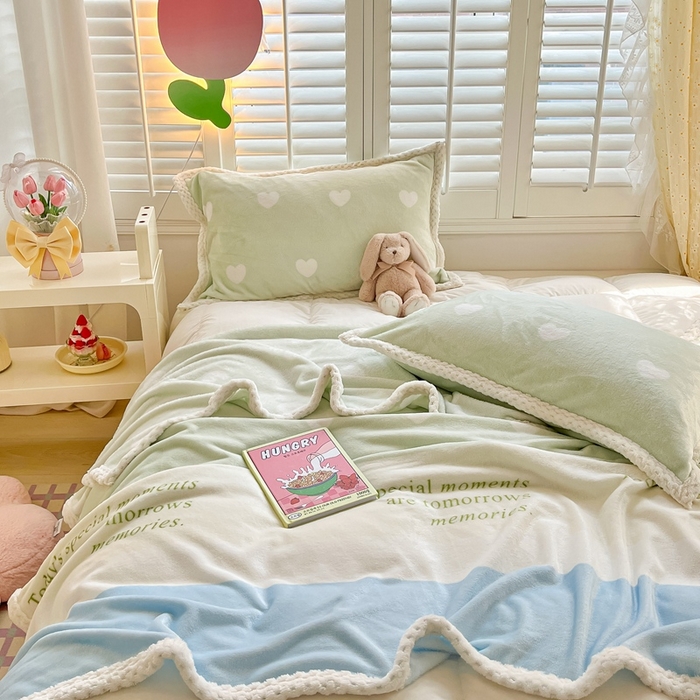 91家纺网 家纺一手货源 找家纺 川悦生活 2023新款双面240克宽边牛奶绒毯子 毛毯美好生活