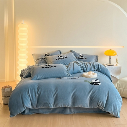 91家纺网 家纺一手货源 找家纺 （总）慕色家纺 2023新款A类牛奶绒毛巾绣四件套 熊猫宝贝绒系列