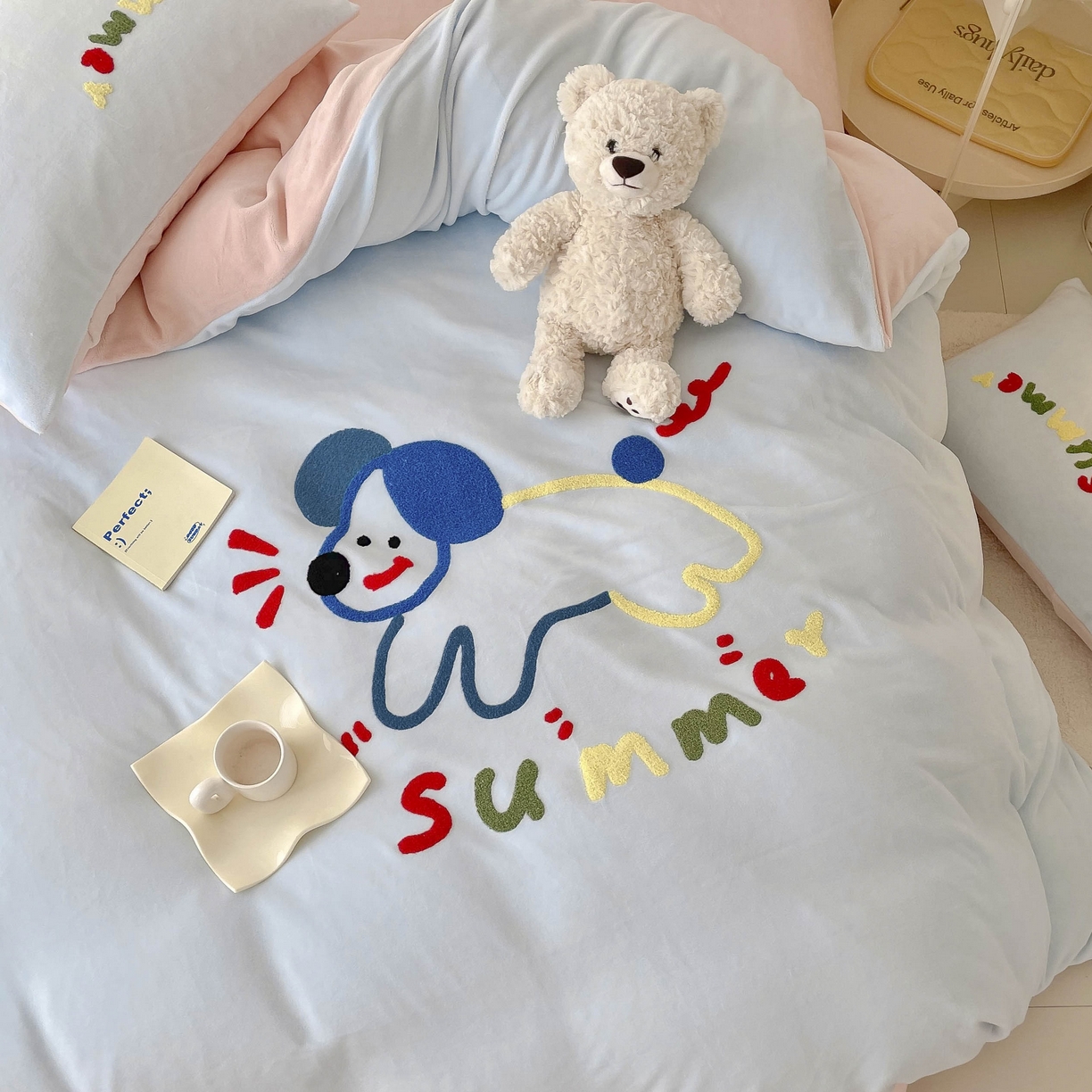 91家纺网 家纺一手货源 找家纺 玛奇朵 2023新款秋冬牛奶绒多巴胺彩色线条毛巾绣四件套 飞跃小狗-蓝