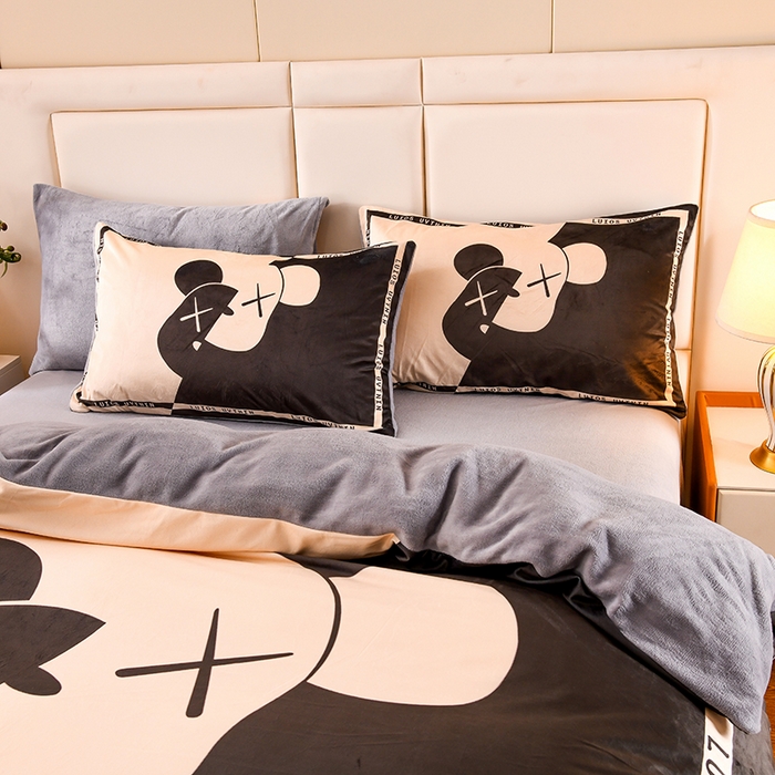 91家纺网 家纺一手货源 找家纺 爵仕家纺 2023新款暴力熊牛奶绒系列四件套 格调熊