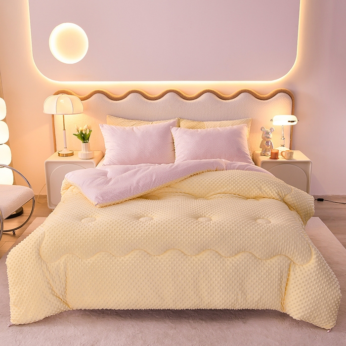 91家纺网 家纺一手货源 找家纺 圣楚家纺  2024新款豆豆绒保暖冬被 樱花点点