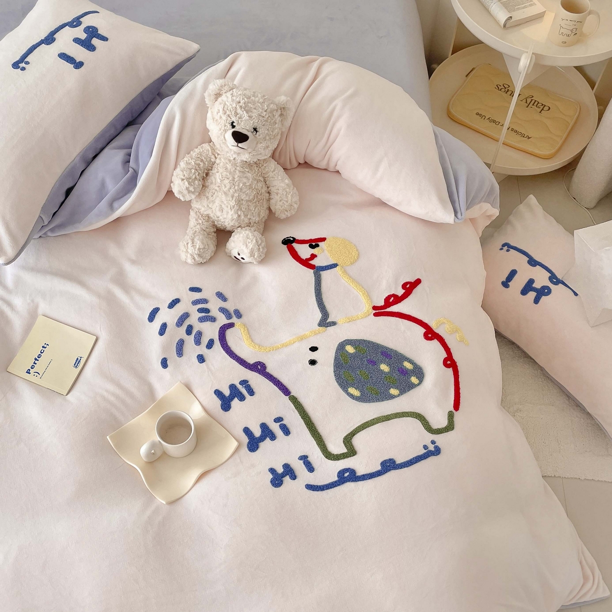 91家纺网 家纺一手货源 找家纺 玛奇朵 2023新款秋冬牛奶绒多巴胺彩色线条毛巾绣四件套 Hi 小象-粉