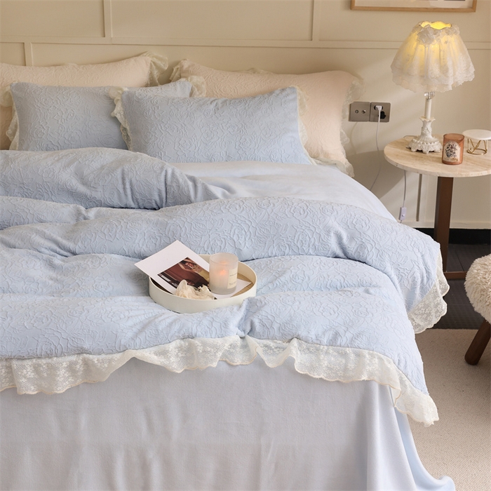 91家纺网 家纺一手货源 找家纺 柚子YOUTH 2023新款雪尼尔花边雕花绒四件套 奔赴 蓝