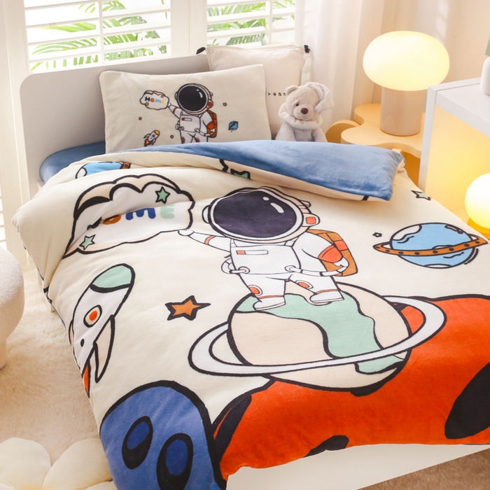 91家纺网 家纺一手货源 找家纺 鱼宝 2023新款大版牛奶绒婴童套件 快乐星球白