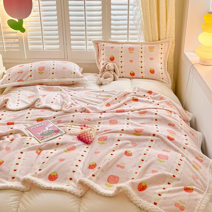 91家纺网 家纺一手货源 找家纺 川悦生活 2023新款双面240克宽边牛奶绒毯子 毛毯少女甜蜜