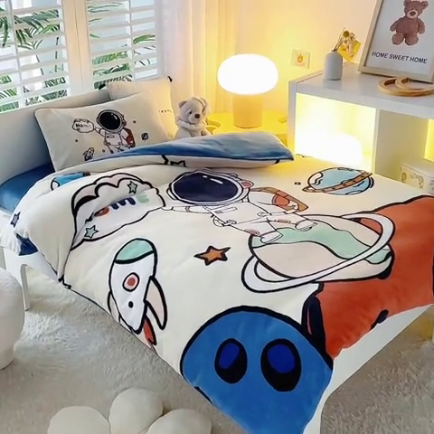 91家纺网 家纺一手货源 找家纺 鱼宝 2023新款大版牛奶绒婴童套件 快乐星球白