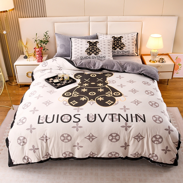 91家纺网 家纺一手货源 找家纺 爵仕家纺 2023新款暴力熊牛奶绒系列四件套 小黑熊