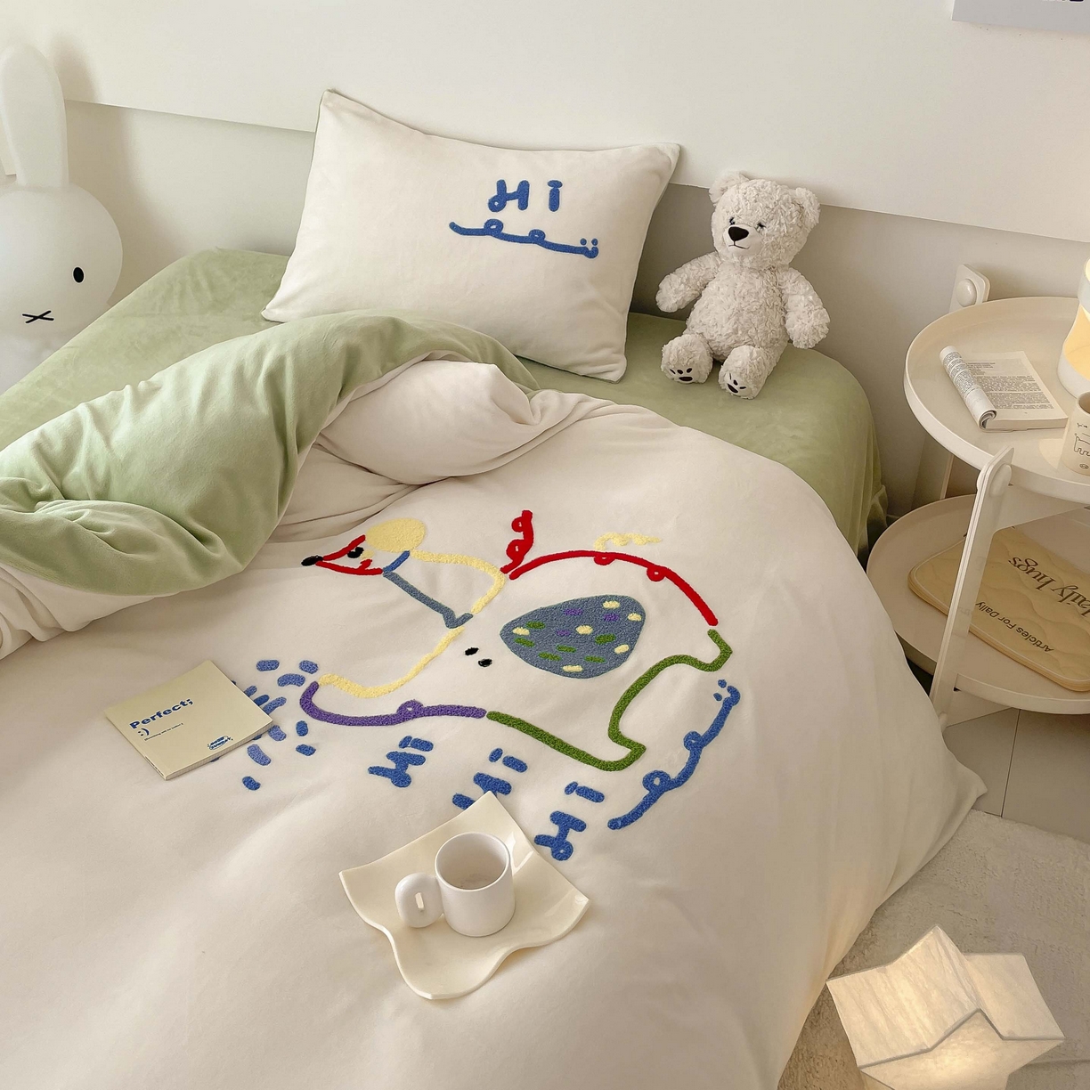 91家纺网 家纺一手货源 找家纺 玛奇朵 2023新款秋冬牛奶绒多巴胺彩色线条毛巾绣四件套 Hi 小象-米白