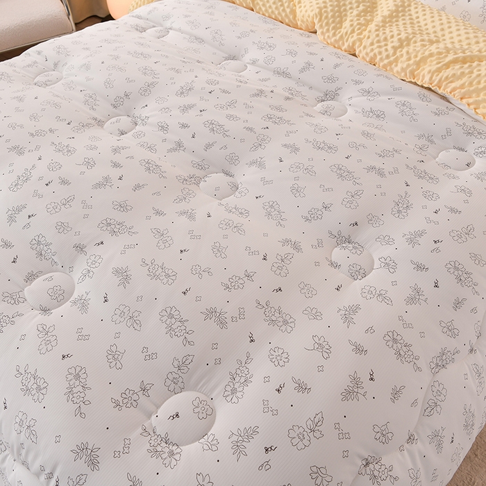 91家纺网 家纺一手货源 找家纺 圣楚家纺  2024新款豆豆绒保暖冬被 馨香雅致