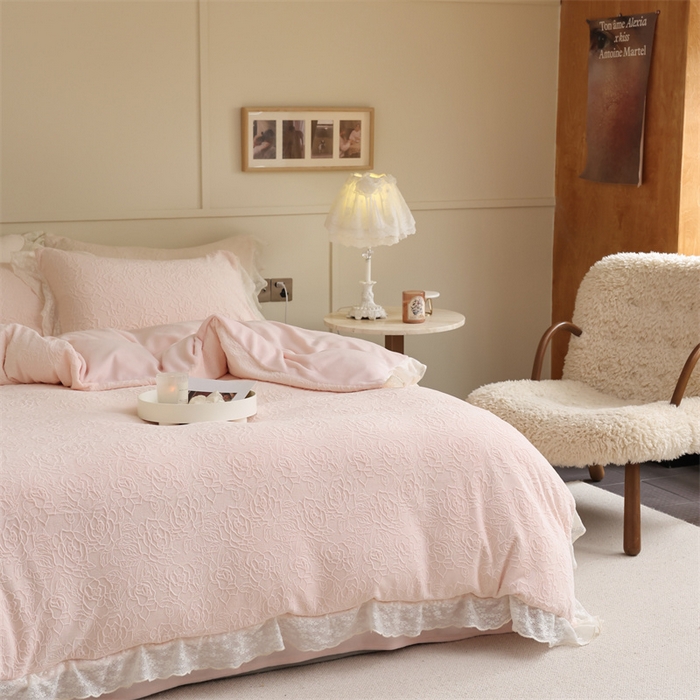 91家纺网 家纺一手货源 找家纺 柚子YOUTH 2023新款雪尼尔花边雕花绒四件套 奔赴 粉