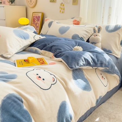 全季家居2023新款小清新A类高克重加厚印花牛奶绒四件套 爱心熊