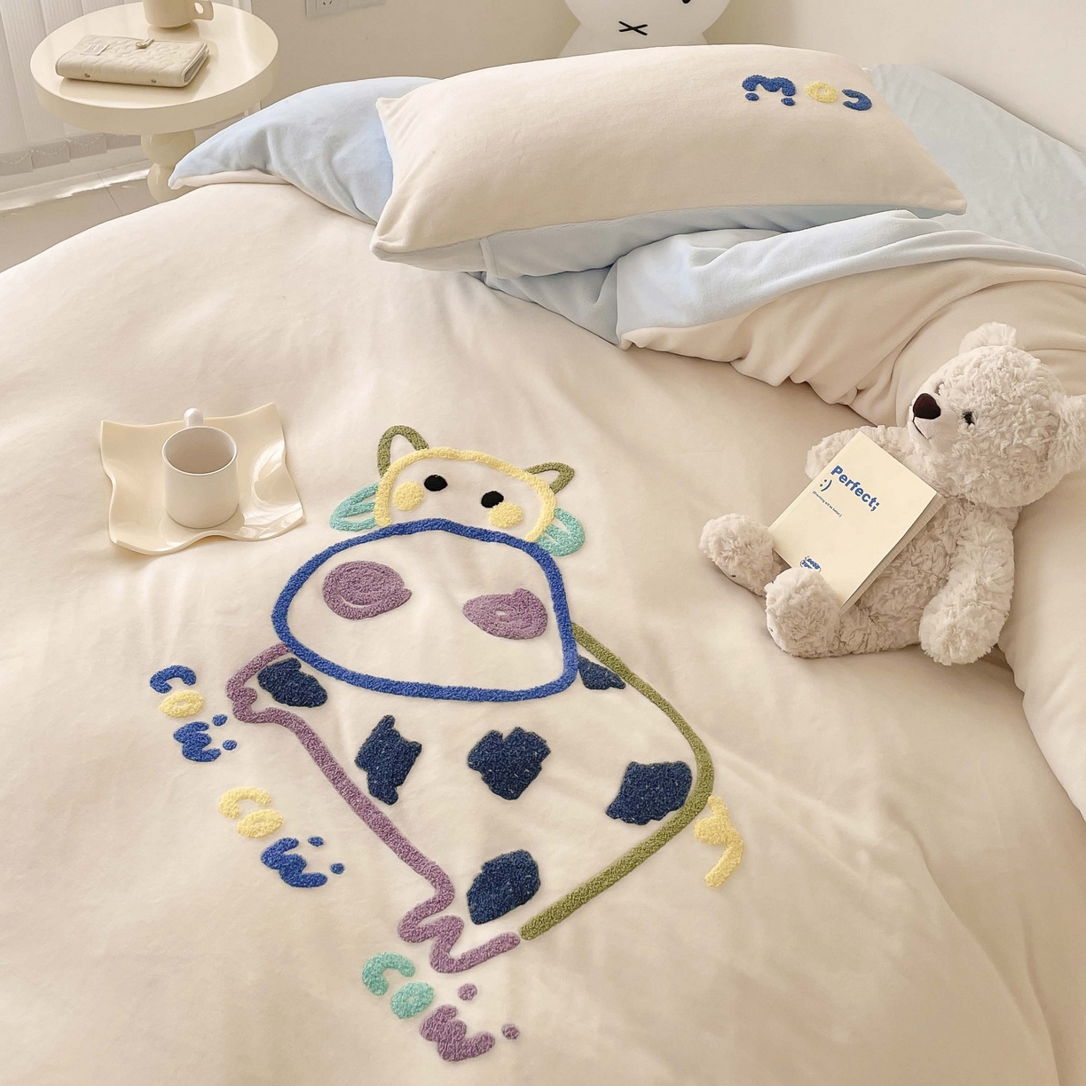 91家纺网 家纺一手货源 找家纺 玛奇朵 2023新款秋冬牛奶绒多巴胺彩色线条毛巾绣四件套 憨憨牛