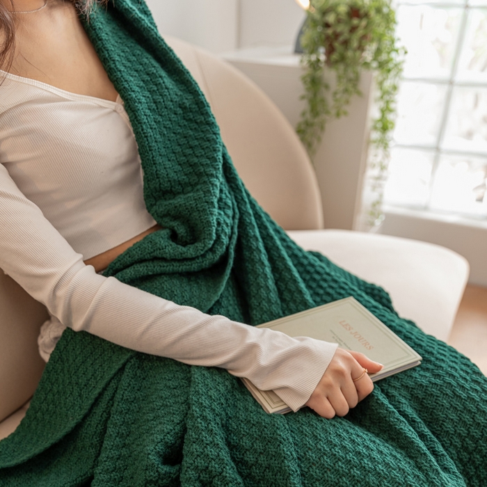 91家纺网 家纺一手货源 找家纺 朴尔家纺 2023新款北欧纳维亚系列日光流苏针织毯 墨绿色