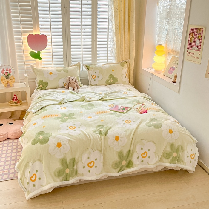 91家纺网 家纺一手货源 找家纺 川悦生活 2023新款双面240克宽边牛奶绒毯子 毛毯绿色心情绿