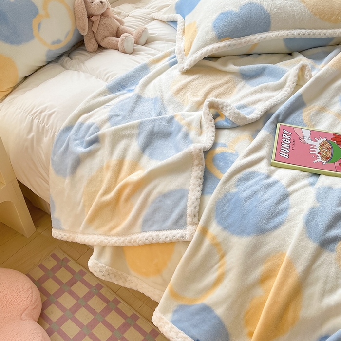 91家纺网 家纺一手货源 找家纺 川悦生活 2023新款双面240克宽边牛奶绒毯子 毛毯浪漫国度-蓝