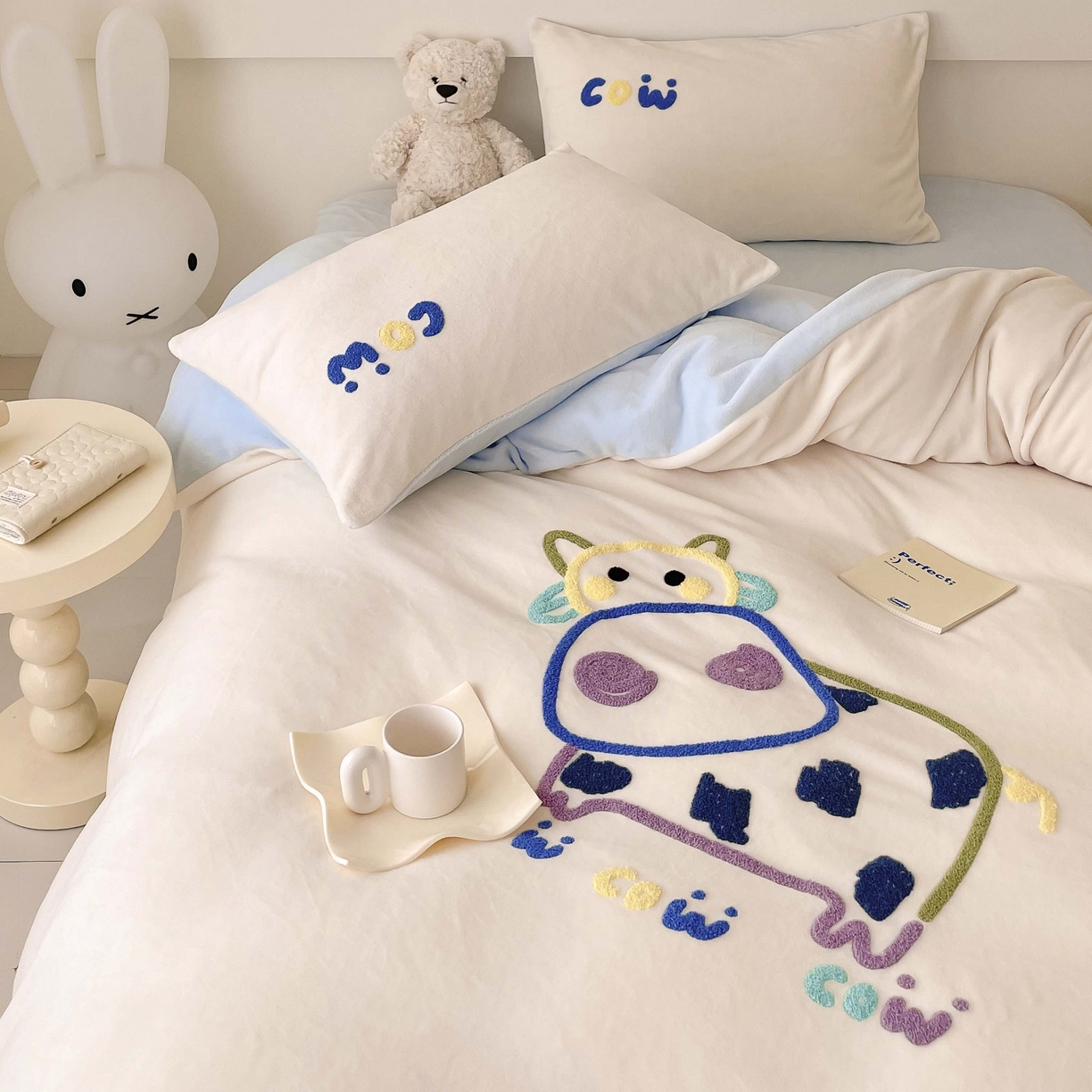 91家纺网 家纺一手货源 找家纺 玛奇朵 2023新款秋冬牛奶绒多巴胺彩色线条毛巾绣四件套 憨憨牛