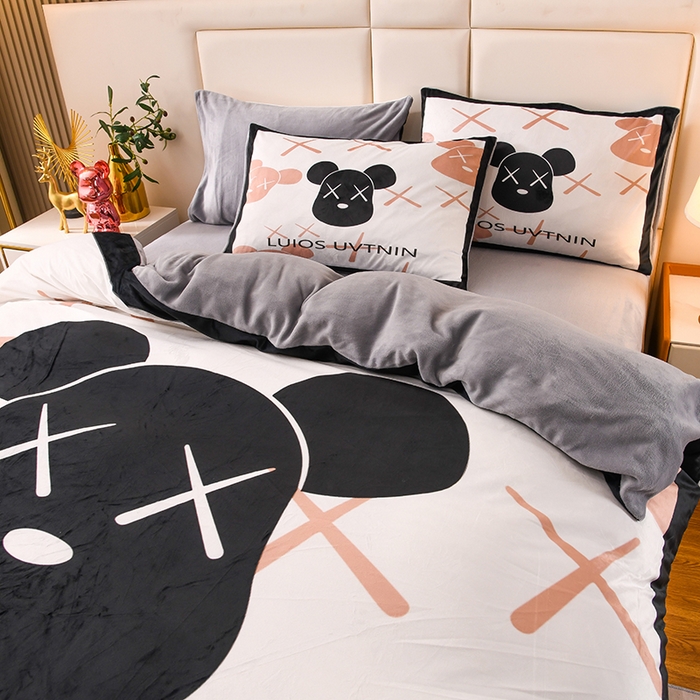 91家纺网 家纺一手货源 找家纺 爵仕家纺 2023新款暴力熊牛奶绒系列四件套 黑头熊