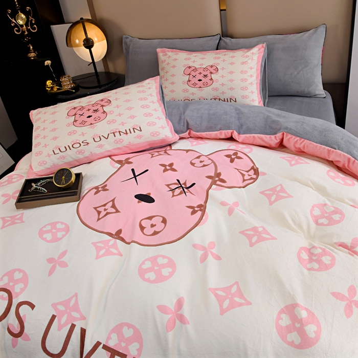 91家纺网 家纺一手货源 找家纺 爵仕家纺 2023新款暴力熊牛奶绒系列四件套 暖暖粉