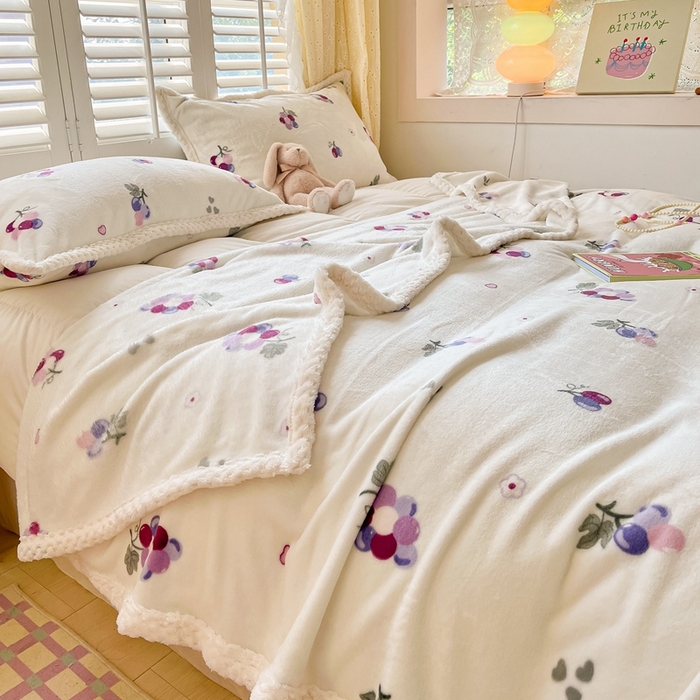 91家纺网 家纺一手货源 找家纺 川悦生活 2023新款双面240克宽边牛奶绒毯子 毛毯葡萄庄园