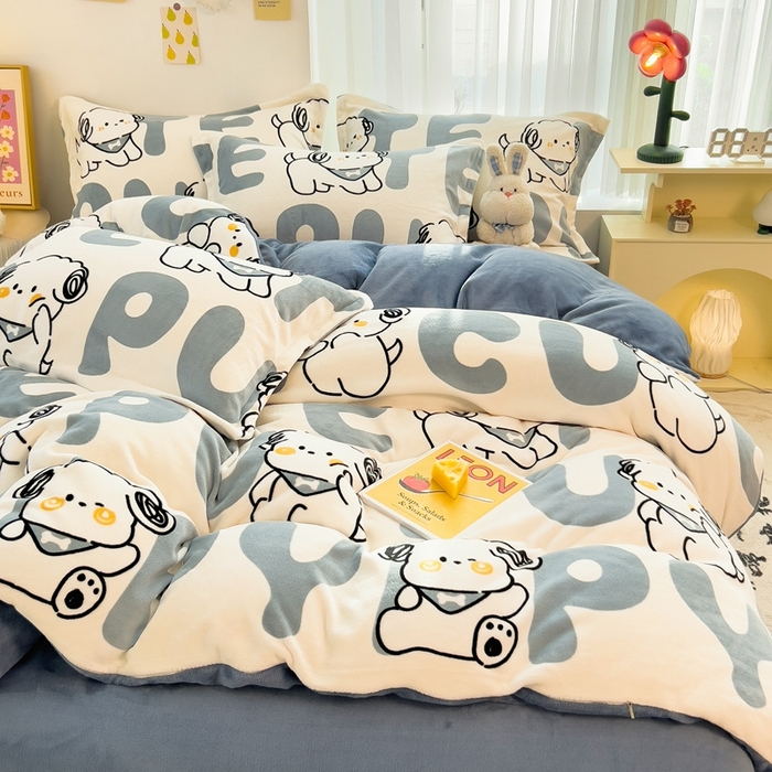 91家纺网 家纺一手货源 找家纺 全季家居2023新款小清新A类高克重加厚印花牛奶绒四件套 字母小狗