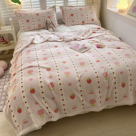 91家纺网 家纺一手货源 找家纺 川悦生活 2023新款双面240克宽边牛奶绒毯子 毛毯少女甜蜜