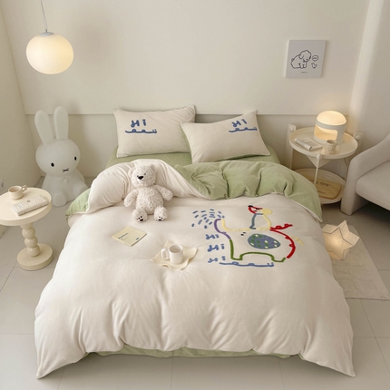 91家纺网 家纺一手货源 找家纺 玛奇朵 2023新款秋冬牛奶绒多巴胺彩色线条毛巾绣四件套 Hi 小象-米白