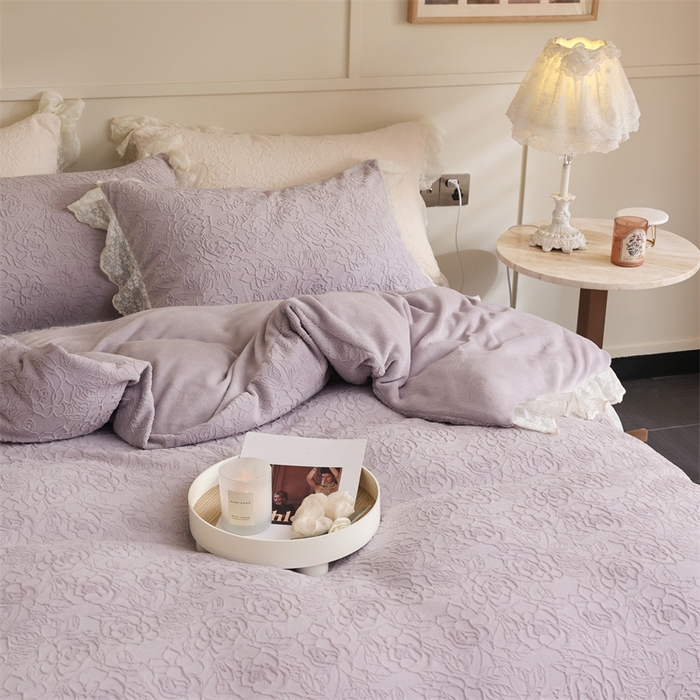 91家纺网 家纺一手货源 找家纺 柚子YOUTH 2023新款雪尼尔花边雕花绒四件套 奔赴 紫