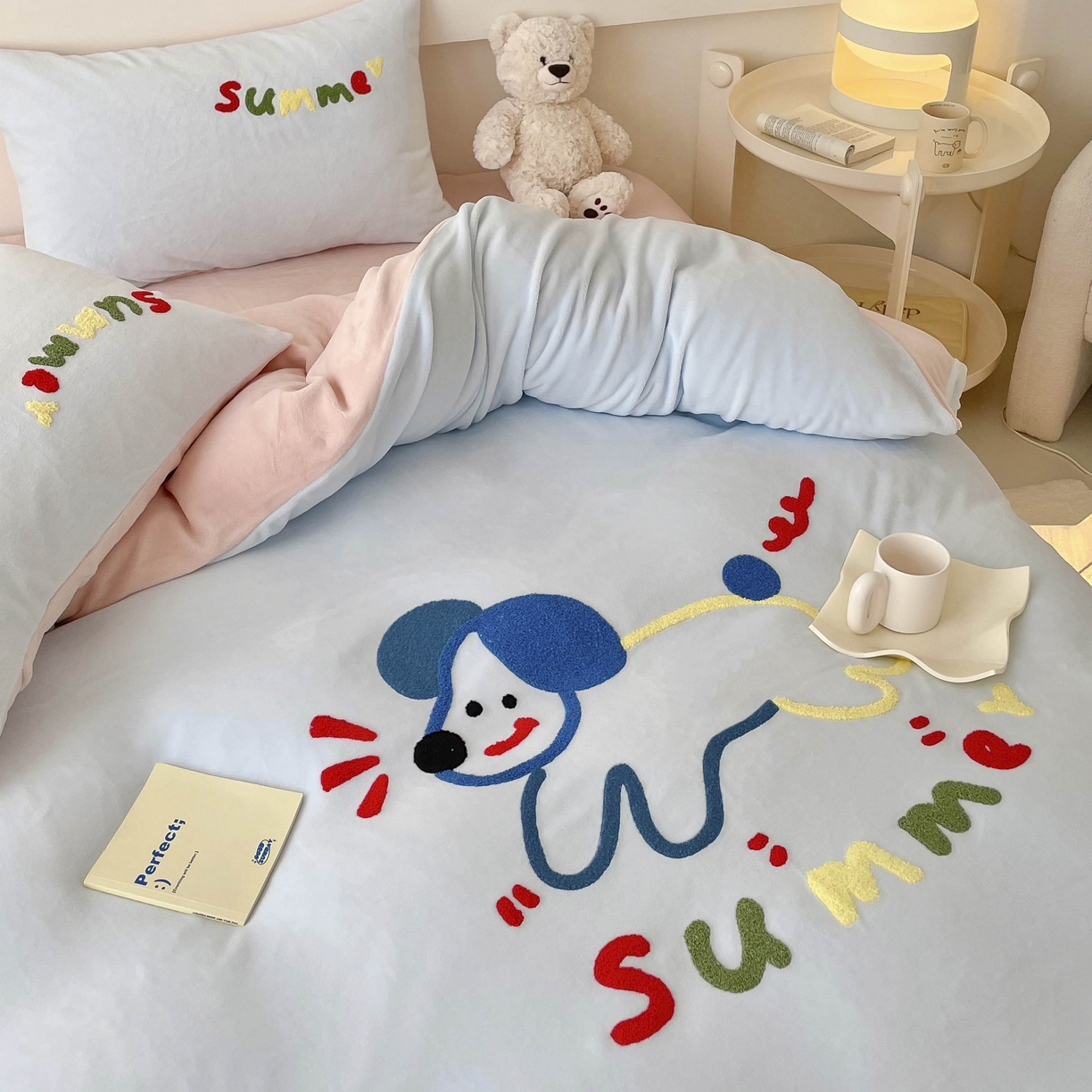 91家纺网 家纺一手货源 找家纺 玛奇朵 2023新款秋冬牛奶绒多巴胺彩色线条毛巾绣四件套 飞跃小狗-蓝