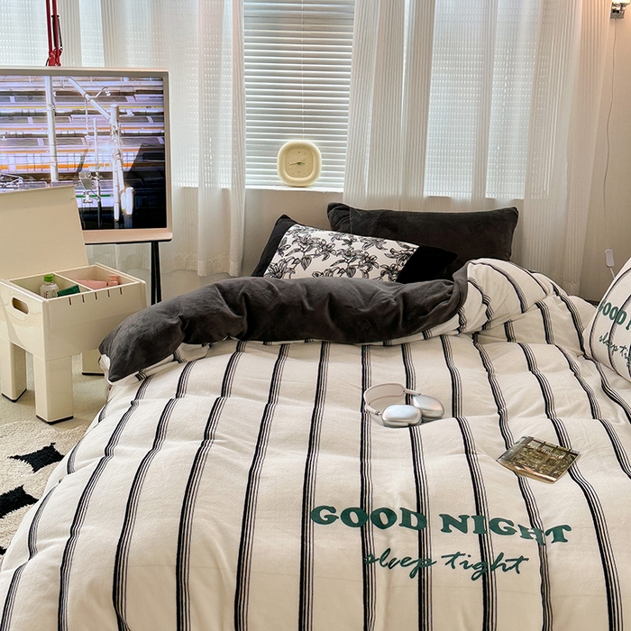 91家纺网 家纺一手货源 找家纺 昔可家纺 2023新款大版数码印花保暖牛奶绒四件套 黑条茶歇花