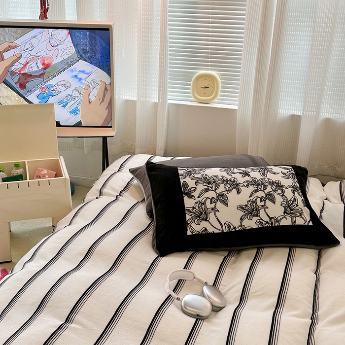 91家纺网 家纺一手货源 找家纺 昔可家纺 2023新款大版数码印花保暖牛奶绒四件套 黑条茶歇花