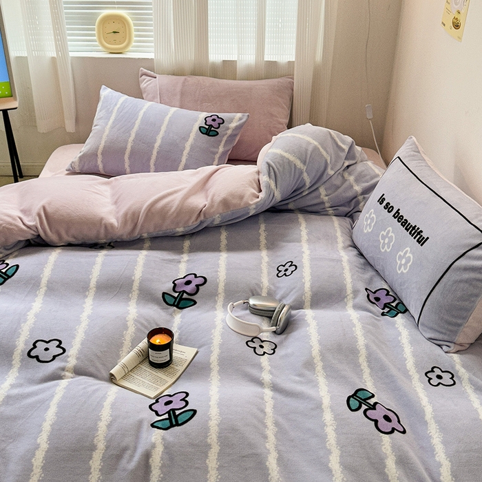 91家纺网 家纺一手货源 找家纺 昔可家纺 2023新款大版数码印花保暖牛奶绒四件套 竖条紫花