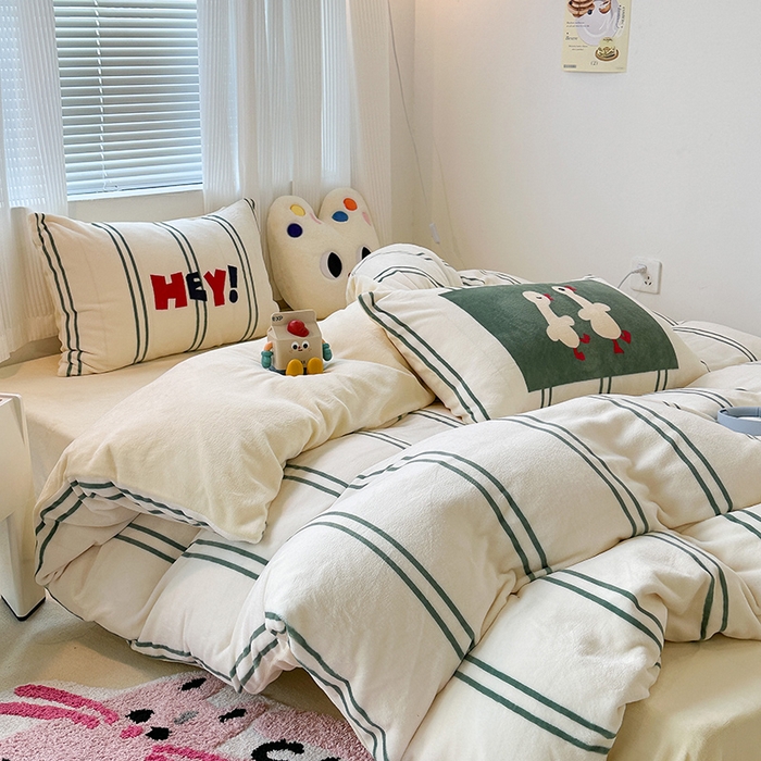 91家纺网 家纺一手货源 找家纺 昔可家纺 2023新款大版数码印花保暖牛奶绒四件套 简约绿条鸭鸭