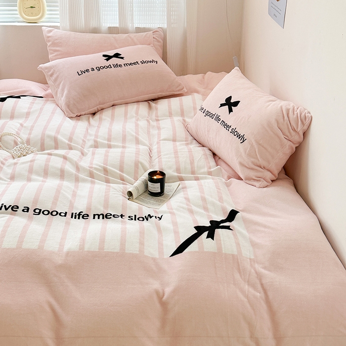 91家纺网 家纺一手货源 找家纺 昔可家纺 2023新款大版数码印花保暖牛奶绒四件套 粉色赫本蝴蝶结