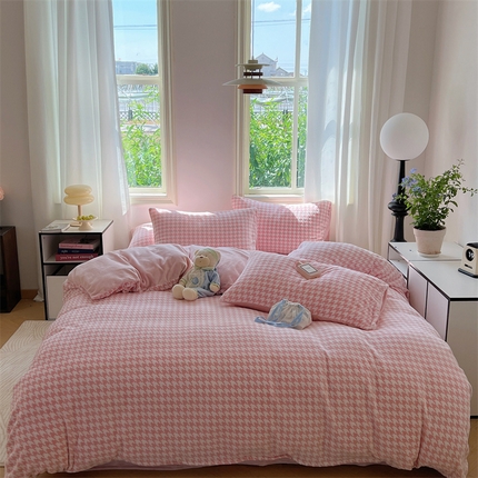 91家纺网 家纺一手货源 找家纺 （总）桃子家居 2023新款A类高克重230克3D立体雕花烂花提花千鸟格少女花边款简单款牛奶绒四件套