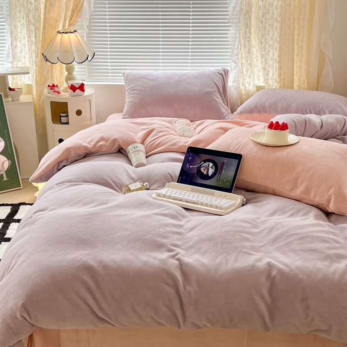 91家纺网 家纺一手货源 找家纺 昔可家纺 2023新款奶油纯色系列双拼牛奶绒四件套 糯糯紫粉