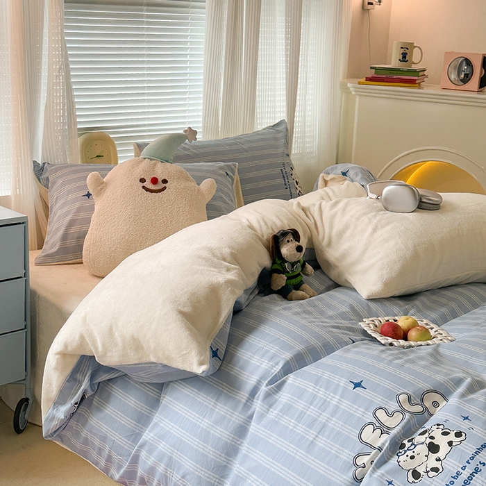 91家纺网 家纺一手货源 找家纺 昔可家纺 2023新款y2k卡通印花系列棉加绒四件套 蓝条小奶狗