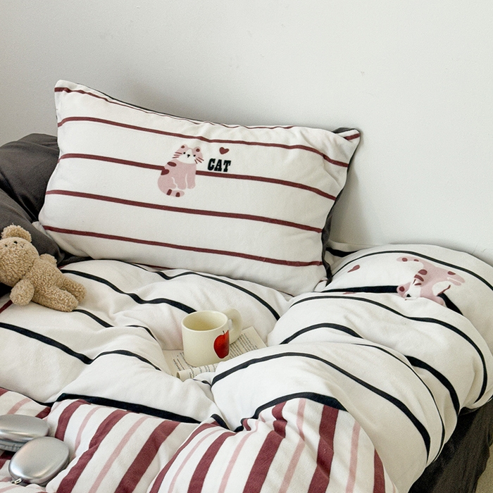 91家纺网 家纺一手货源 找家纺 昔可家纺 2023新款大版数码印花保暖牛奶绒四件套 拼接条纹爱心猫