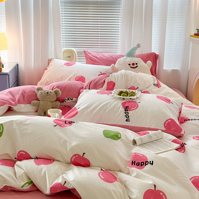 91家纺网 家纺一手货源 找家纺 昔可家纺 2023新款y2k卡通印花系列棉加绒四件套 粉粉苹果