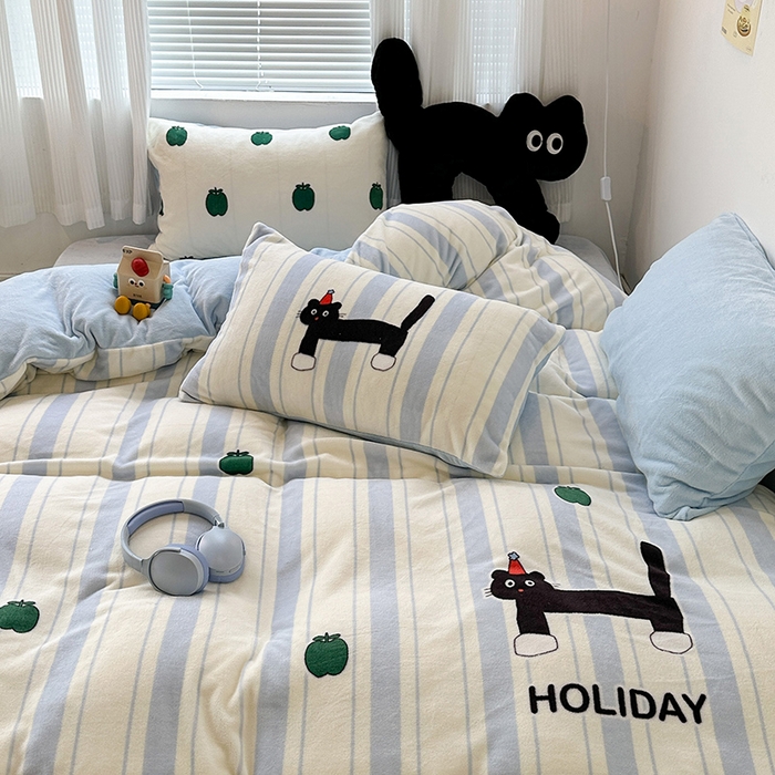 91家纺网 家纺一手货源 找家纺 昔可家纺 2023新款大版数码印花保暖牛奶绒四件套 绿苹果小黑猫