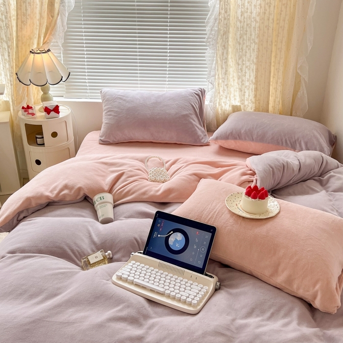 91家纺网 家纺一手货源 找家纺 昔可家纺 2023新款奶油纯色系列双拼牛奶绒四件套 糯糯紫粉