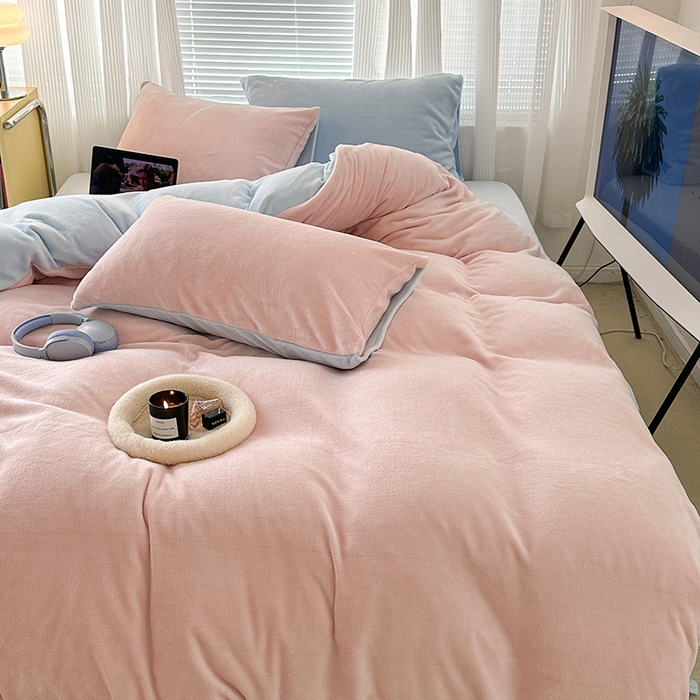 91家纺网 家纺一手货源 找家纺 昔可家纺 2023新款奶油纯色系列双拼牛奶绒四件套 草莓慕斯