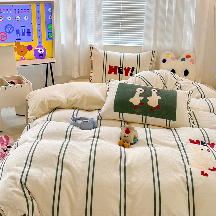 91家纺网 家纺一手货源 找家纺 昔可家纺 2023新款大版数码印花保暖牛奶绒四件套 简约绿条鸭鸭